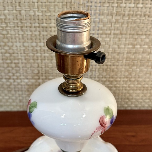 🌟HP🌟VTG 1930s-40s Fenton White Milk Glass Boudoir Lamp w/ Hand Painted Flowers - Picture 7 of 14